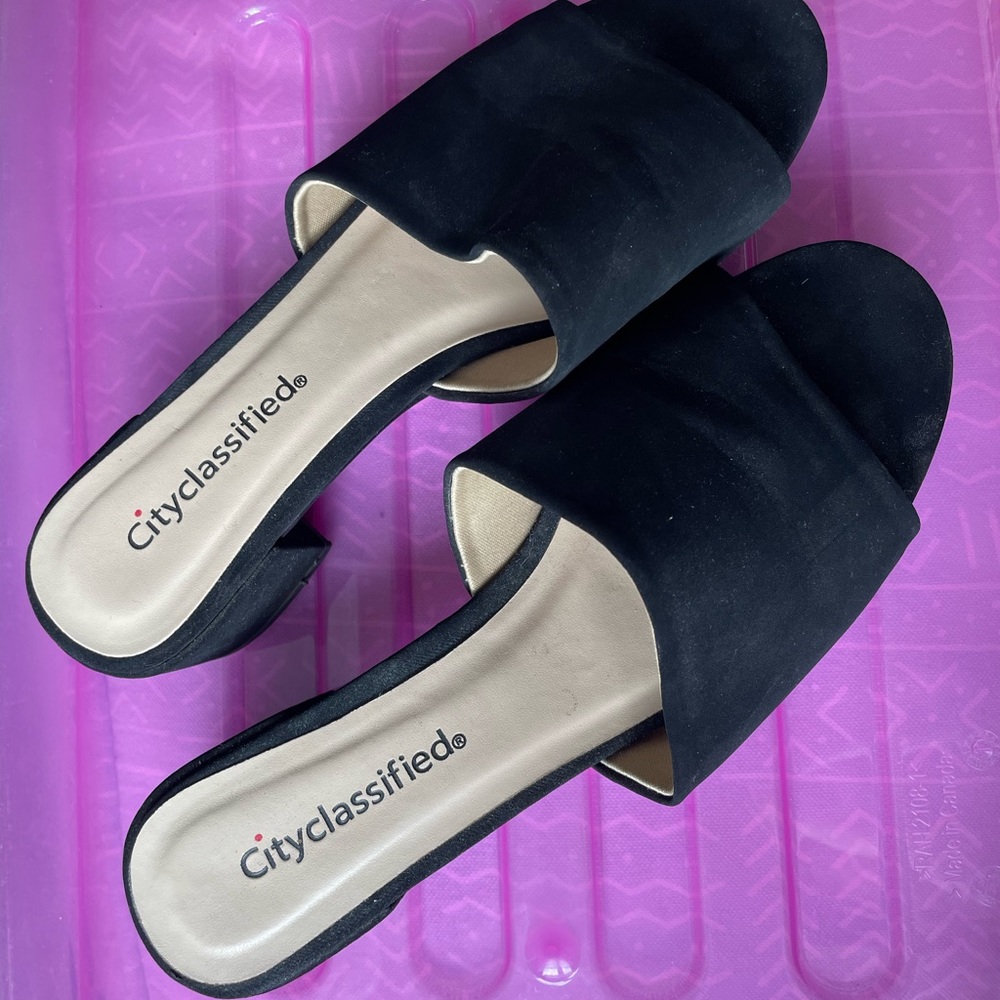 Cityclassified black pumps
